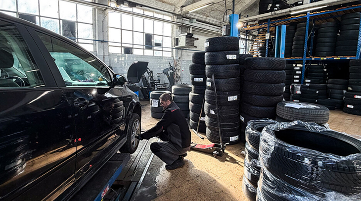 Monteur de pneus hiver contrôlant le capteur de valve avant la réinitialisation TPMS