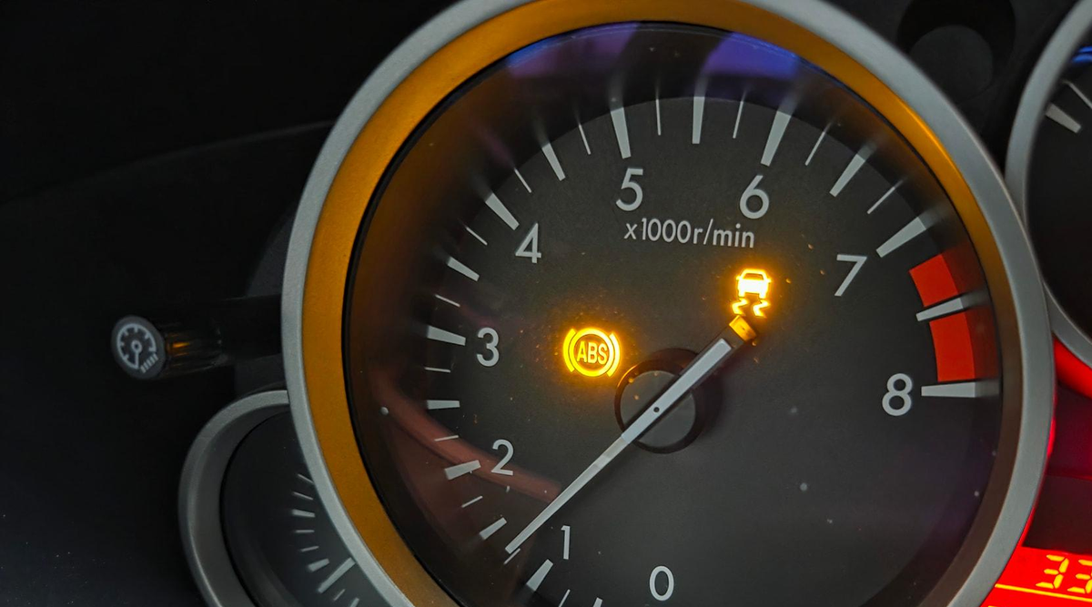 Voyant ABS allumé avec le témoin ESP sur le tableau de bord d'une voiture