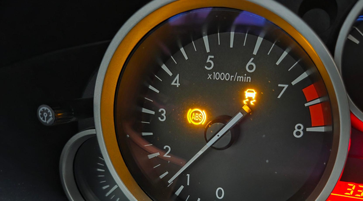 Voyant ABS allumé avec le témoin ESP sur le tableau de bord d'une voiture