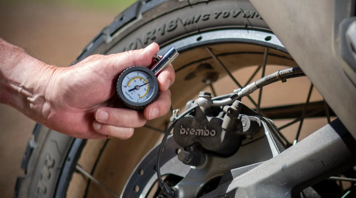 Moto remisée dans un garage sous bâche respirante pour un hivernage moto réussi