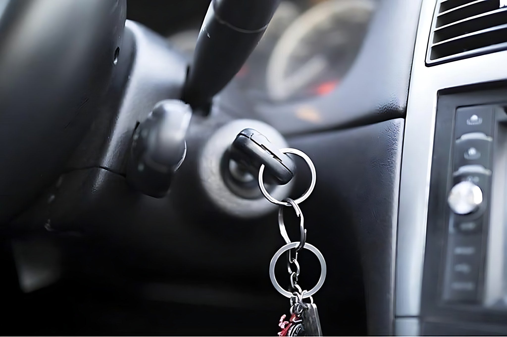 Cle de contact inseree dans le contacteur pour mettre le contact d une voiture