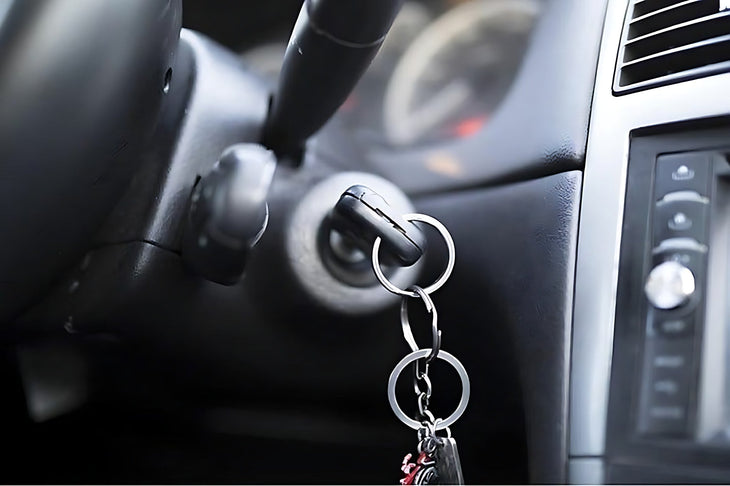 Cle de contact inseree dans le contacteur pour mettre le contact d une voiture