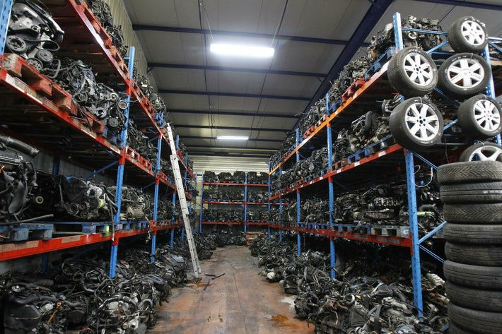 Grand stock de pièces détachées d'occasion dans un entrepôt de casse automobile