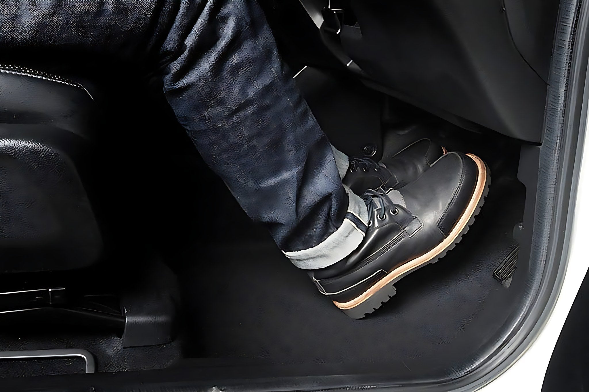 Conducteur appuyant avec sa botte sur une pedale d embrayage molle dans une voiture