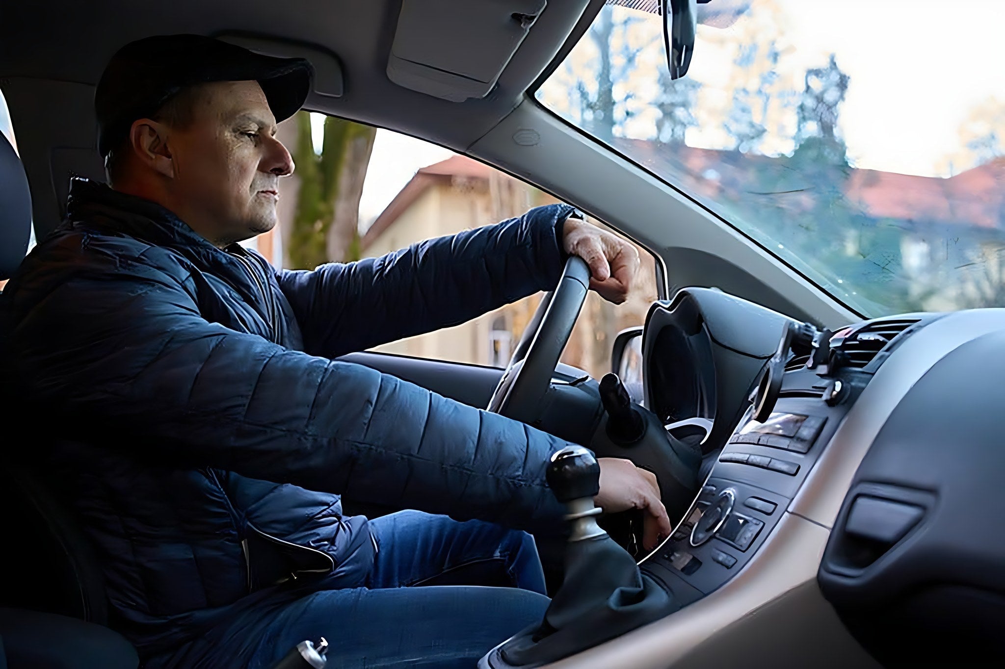 Conducteur tournant la clef de contact d un vehicule avec probleme d antidemarrage