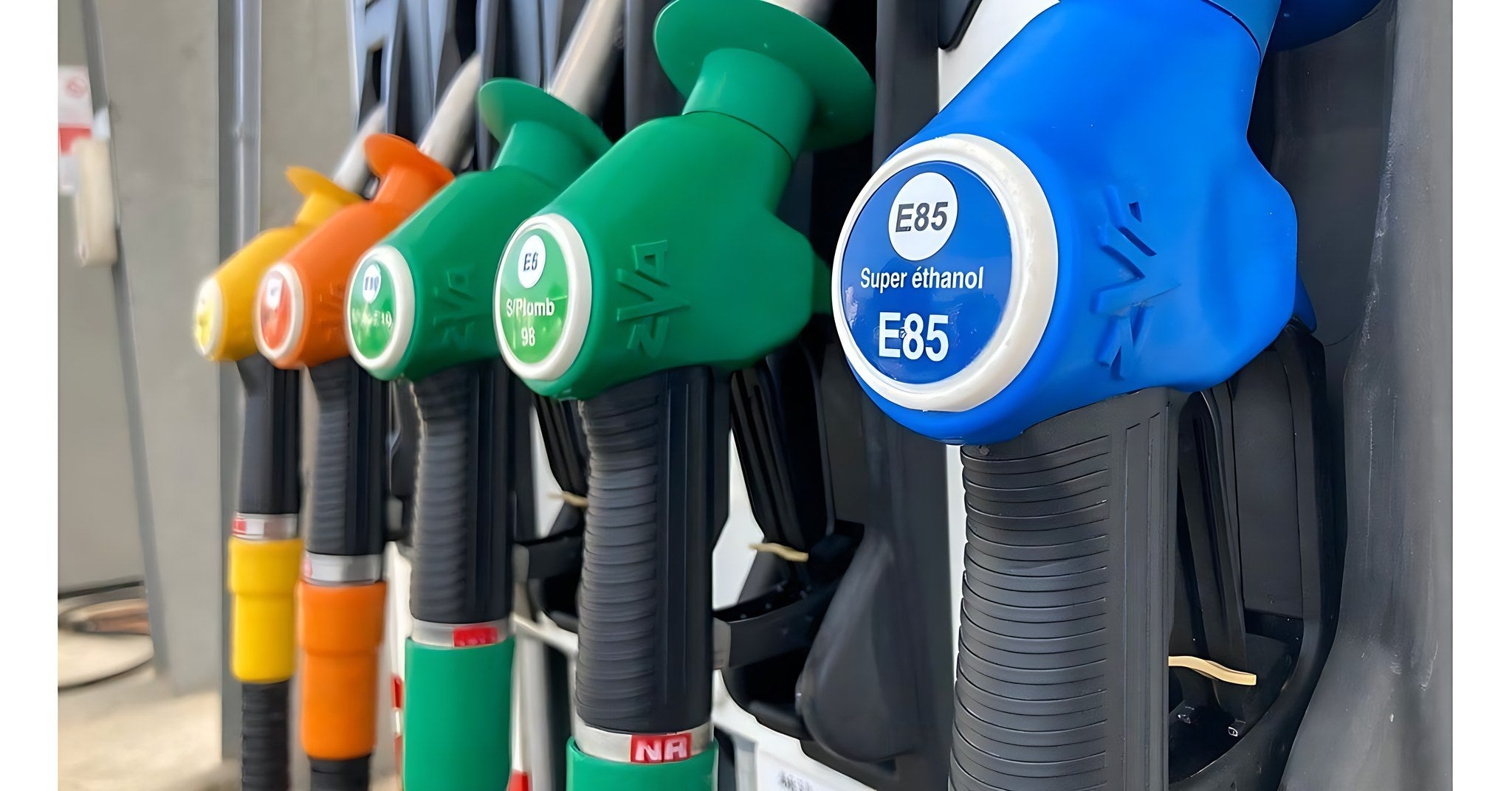 Alignement de pistolets de distribution de carburant a la pompe dans une station service