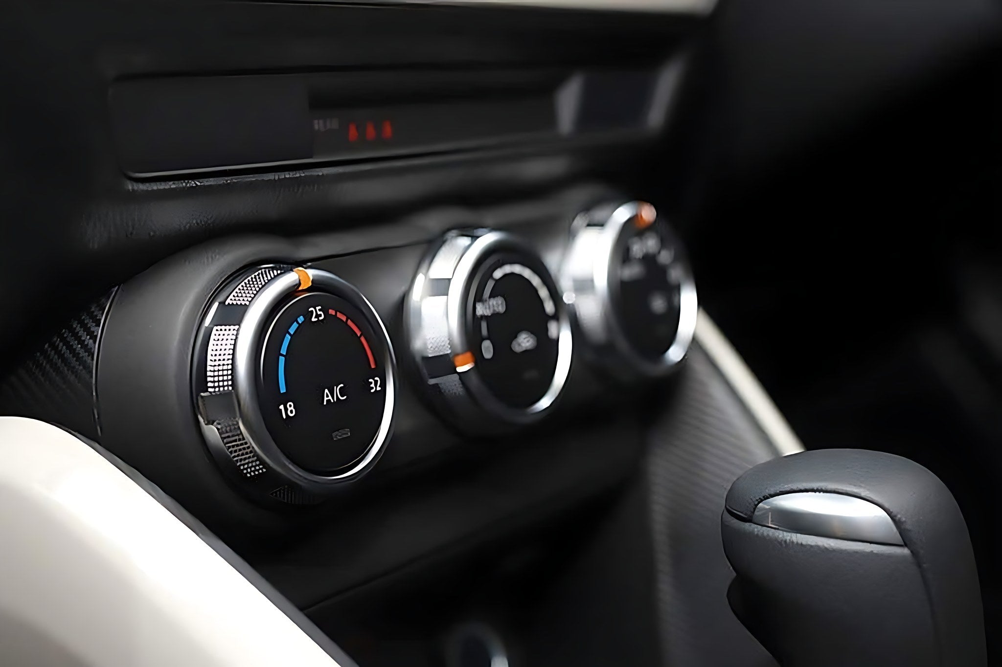 Bouton A C et MAX A C de commande de climatisation sur la console centrale d une voiture
