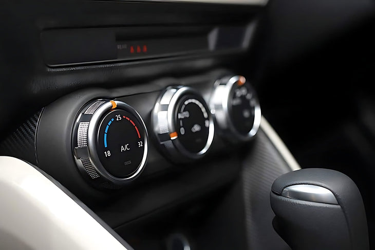 Bouton A C et MAX A C de commande de climatisation sur la console centrale d une voiture