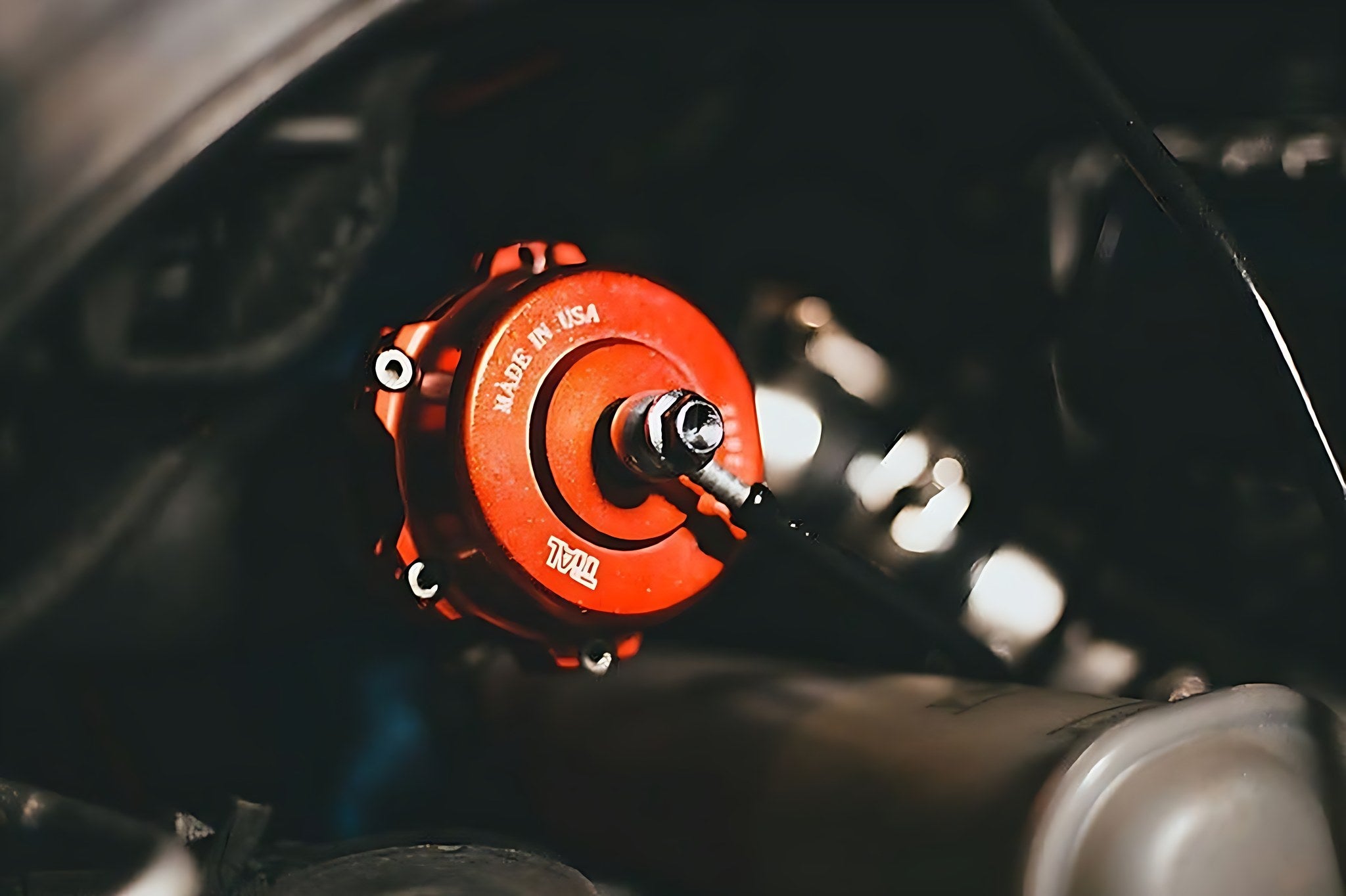 Capteur de pression de suralimentation et wastegate de turbo rouge installes sur un moteur