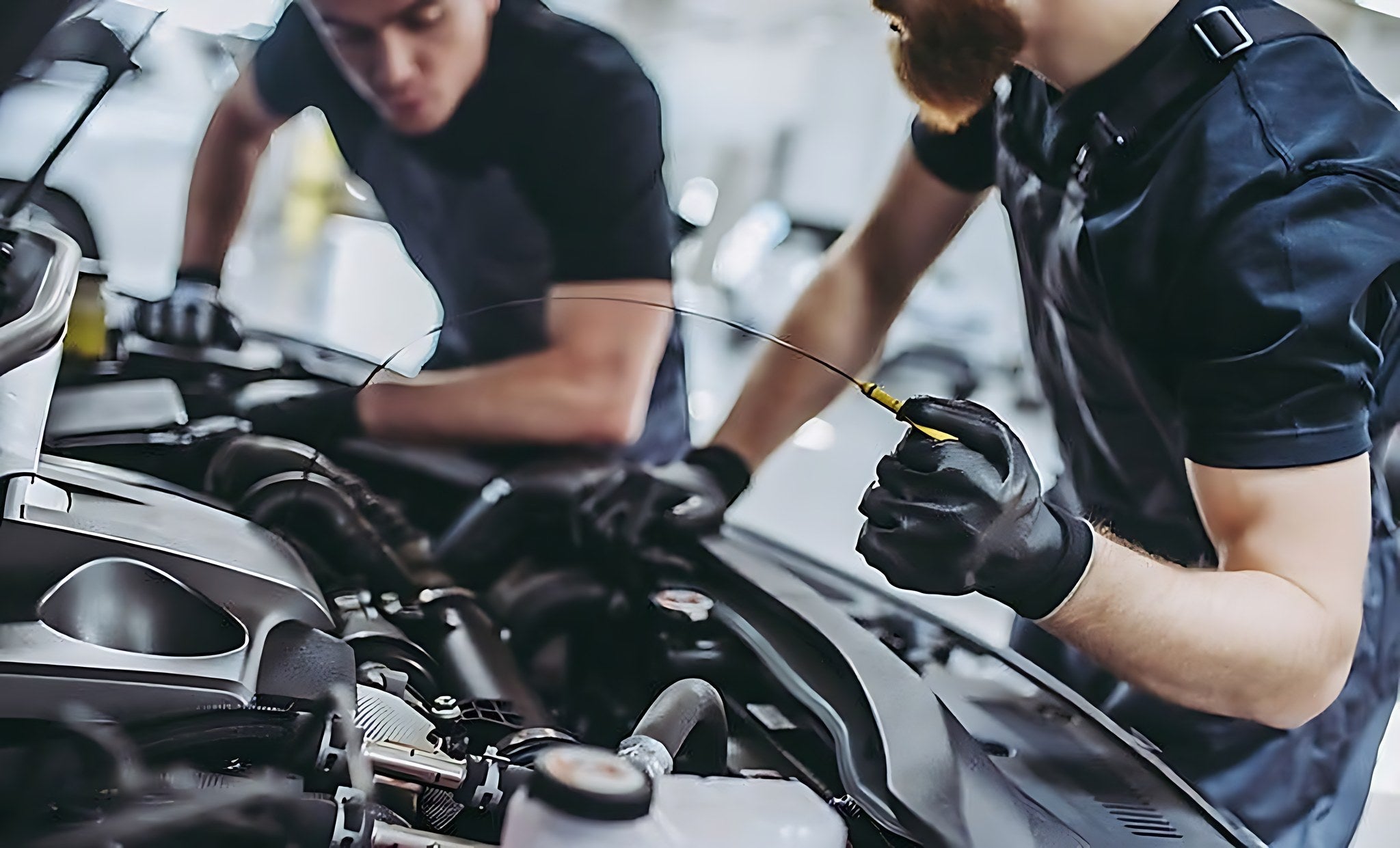 Deux mecaniciens verifient le niveau dhuile moteur pour estimer le cout dun changement de turbo