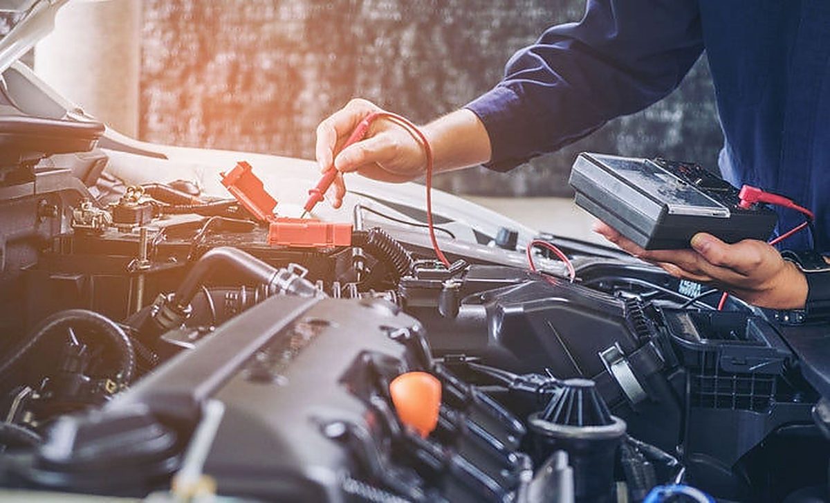 Diagnostic de pannes avec un multimetre sur un moteur pour une reparation auto