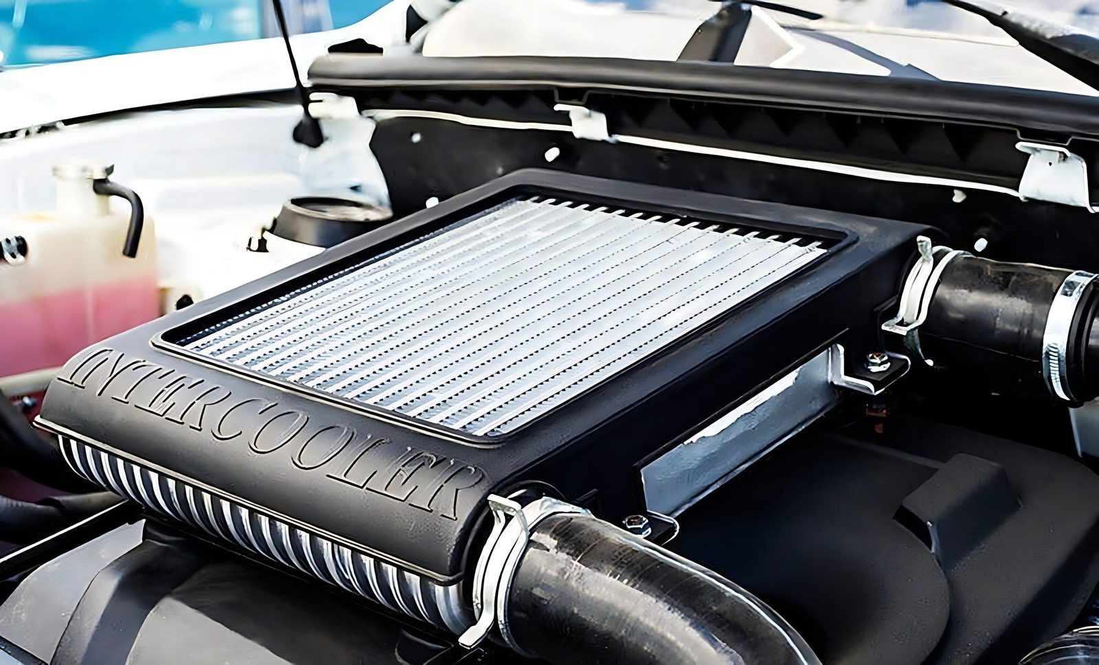 Echangeur intercooler monte en face avant sur un moteur turbo de voiture
