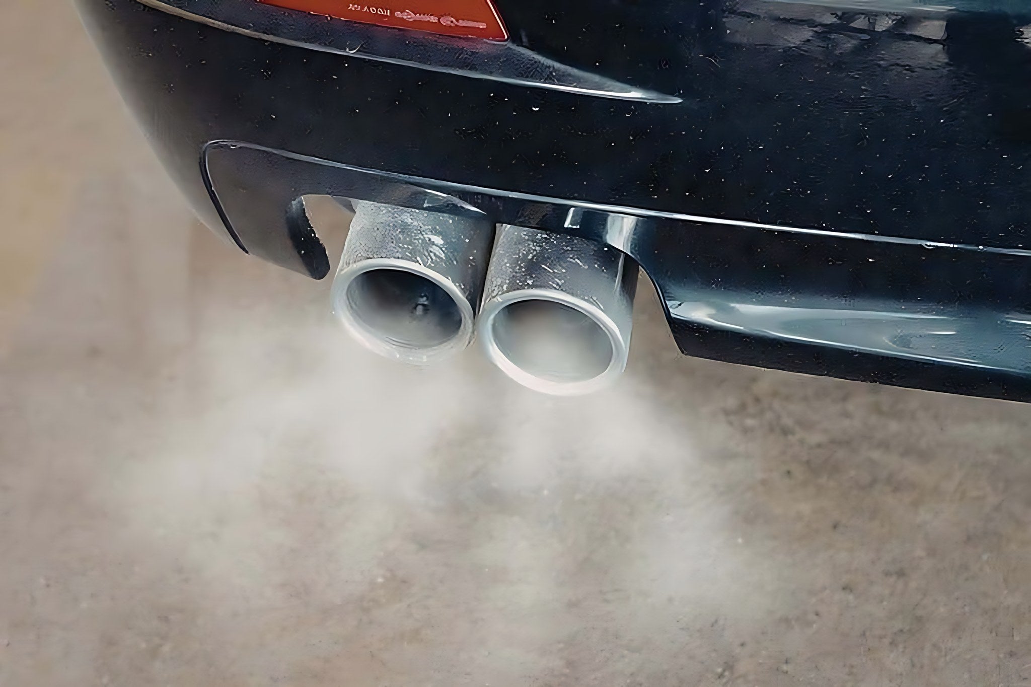 Echappement de voiture emettant de la fumee blanche epaisse au demarrage