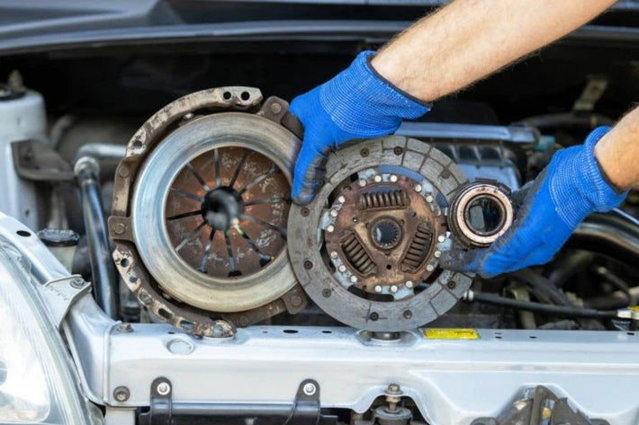 Mains d un mecanicien tenant les pieces d un embrayage hydraulique de voiture