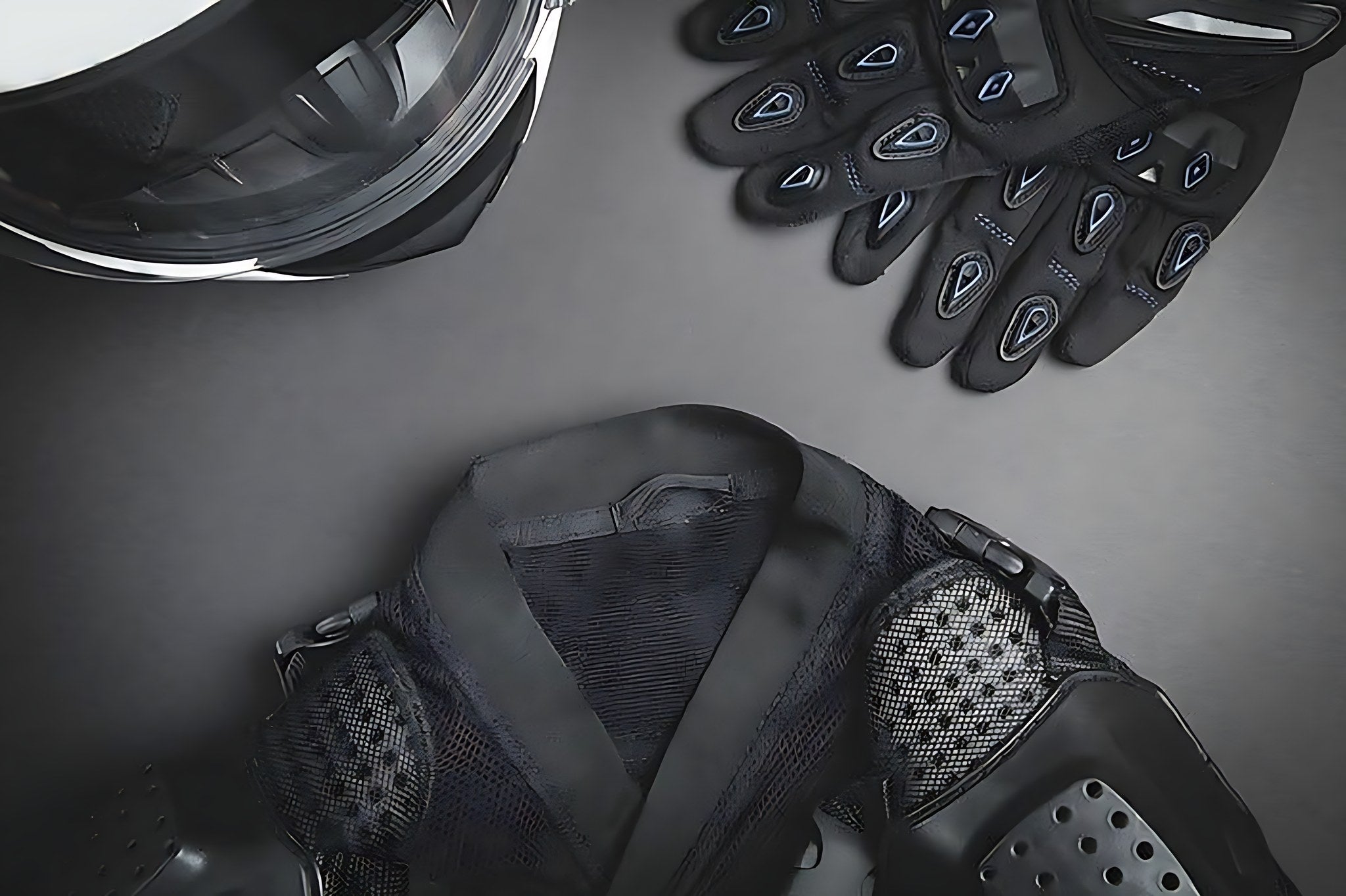 Equipement complet de protection pour motard avec casque gants de moto et combinaison noire