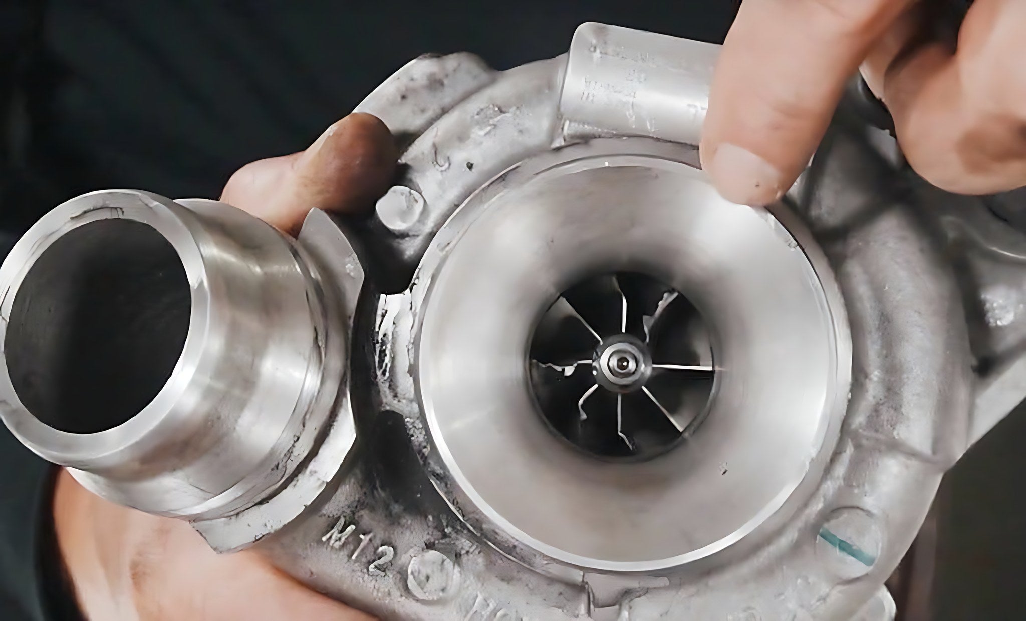 Turbocompresseur de voiture demonte pour diagnostiquer un sifflement moteur anormal