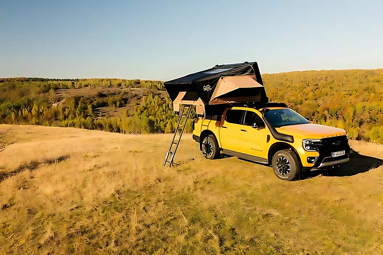 Vehicule prepare pour l overlanding avec tente de toit et rangements pour le voyage en autonomie