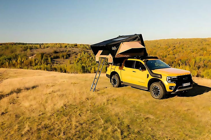 Vehicule prepare pour l overlanding avec tente de toit et rangements pour le voyage en autonomie