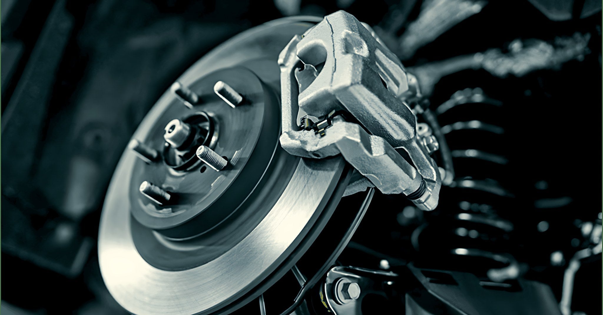 Gros plan sur un systeme de freinage avec disque et etrier de frein de voiture