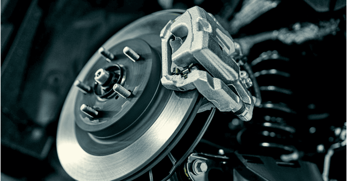 Gros plan sur un systeme de freinage avec disque et etrier de frein de voiture