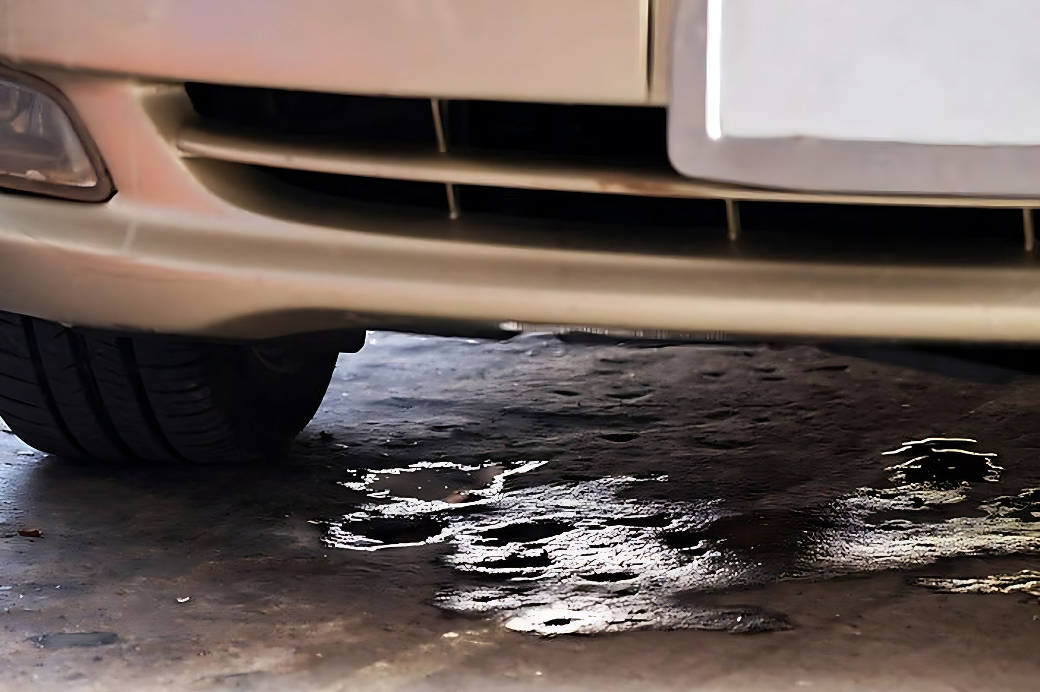 Fuite de liquide de refroidissement sous le pare-choc avant d une voiture a diagnostiquer