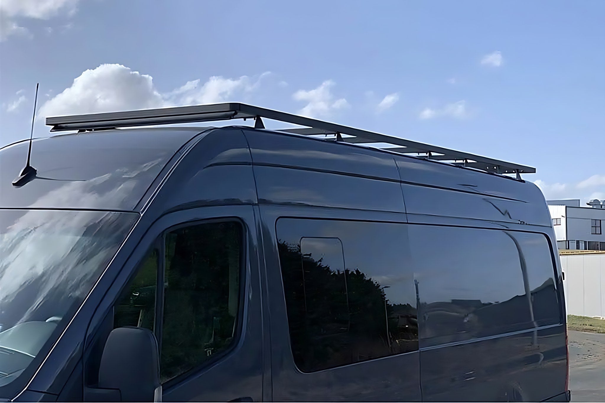 Galerie de toit sur mesure installee sur un van amenage utilitaire gris fonce