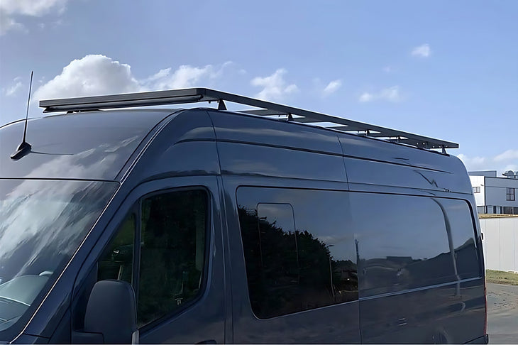 Galerie de toit sur mesure installee sur un van amenage utilitaire gris fonce