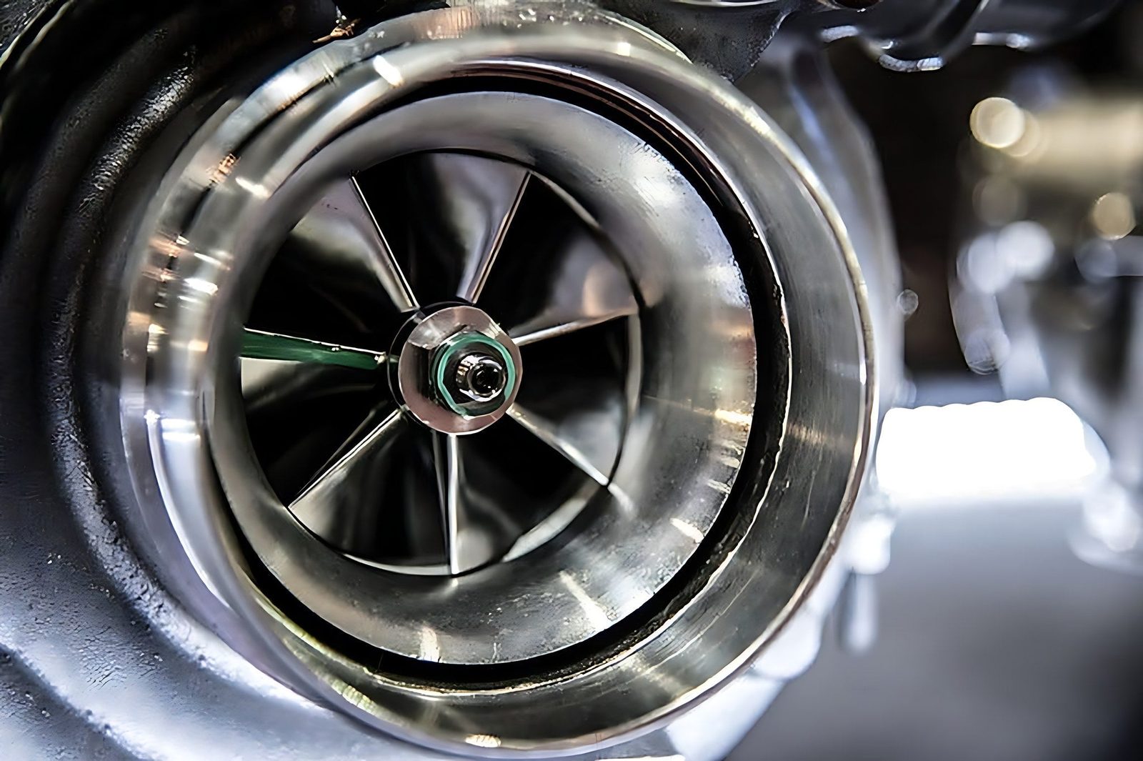 Gros plan sur les ailettes internes dun turbocompresseur de voiture a geometrie variable grippee