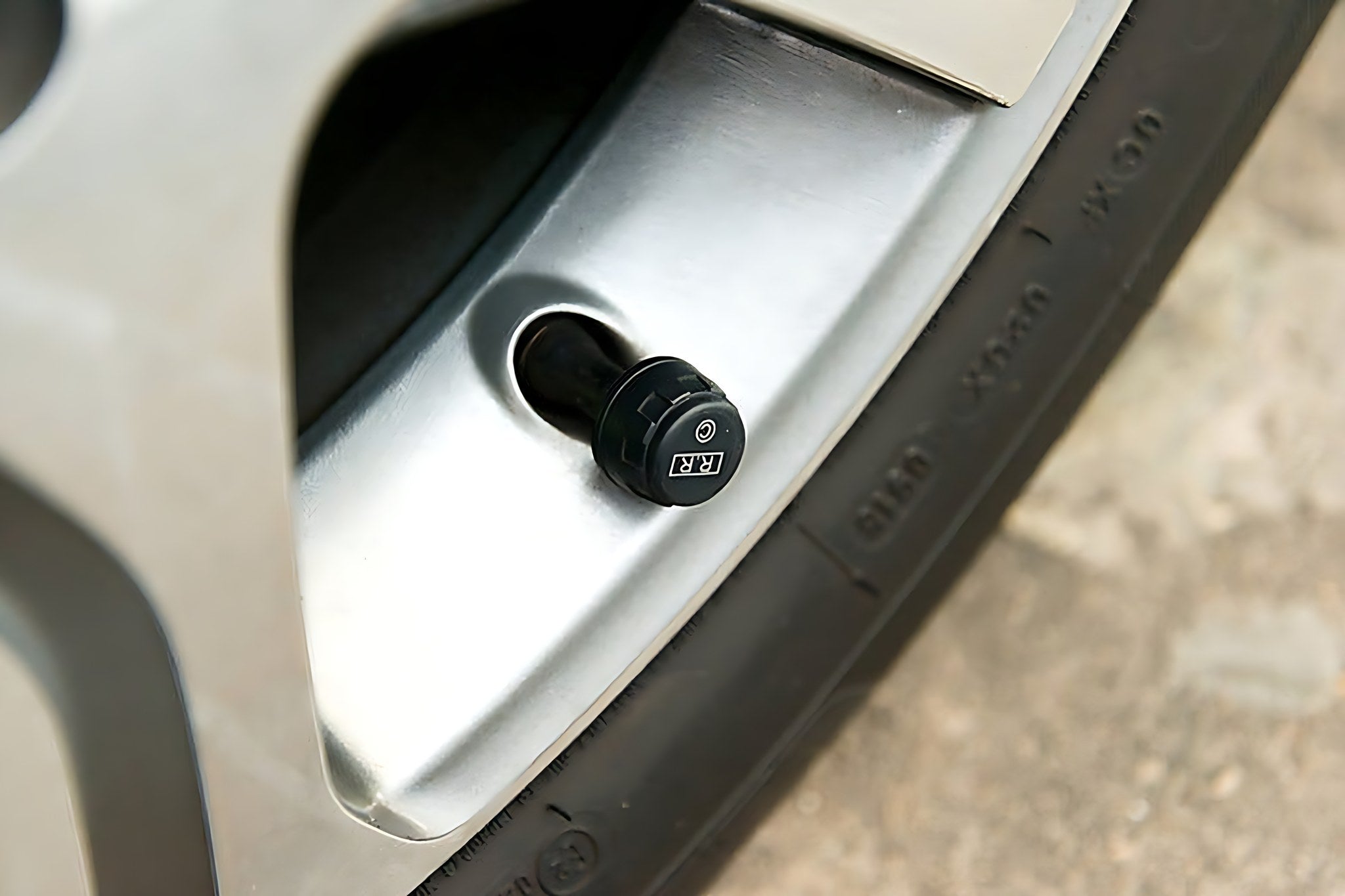 Gros plan sur une valve de pneu equipee d un capteur de pression TPMS