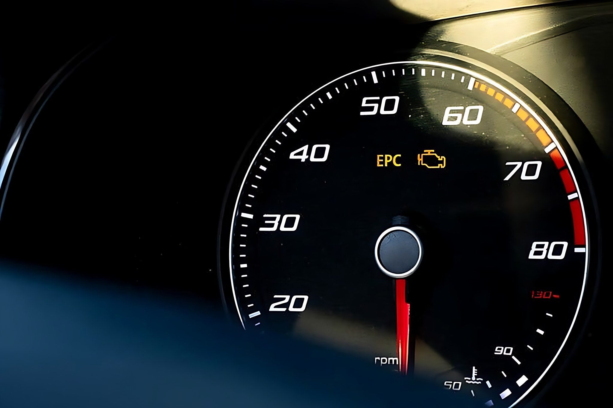 Gros plan sur un compteur de voiture avec les voyants EPC et moteur allumes