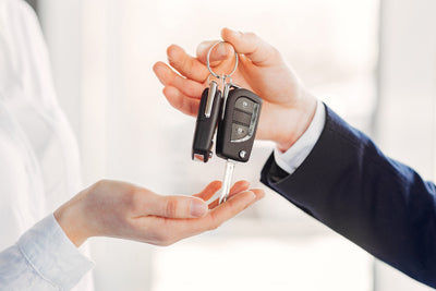 Passage de clés de voiture d une main a une autre lors d une vente automobile