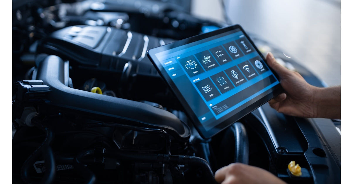 Diagnostic moteur automobile en cours avec une tablette de diagnostic sous le capot