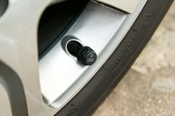 Gros plan sur un bouchon de valve de pneu avec indicateur de capteur TPMS