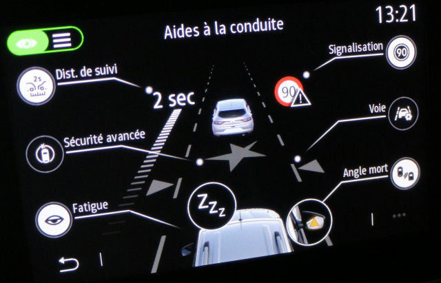 Menu aides a la conduite avec distance de suivi et securite sur ecran de diagnostic