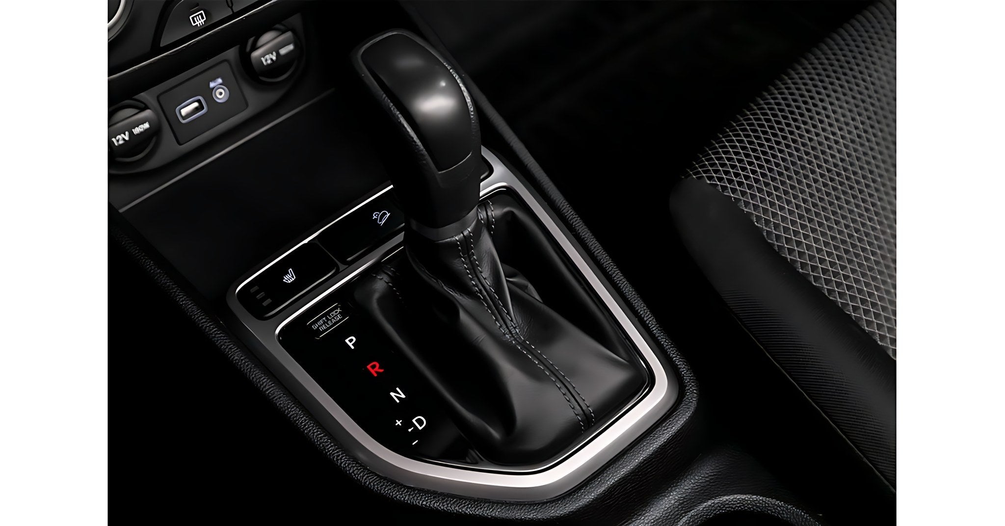 Gros plan sur un levier de vitesse de boite automatique dans la console centrale d une voiture moderne