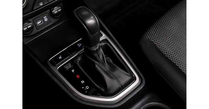 Gros plan sur un levier de vitesse de boite automatique dans la console centrale d une voiture moderne