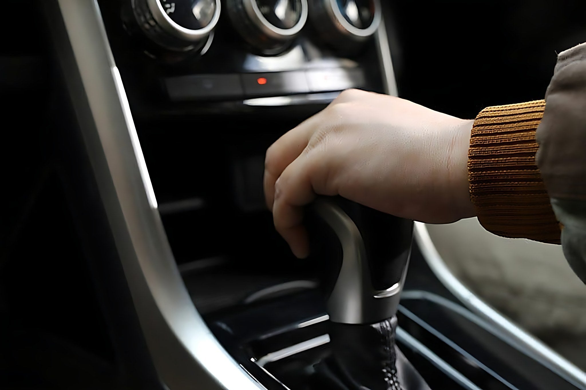 Main d un conducteur sur le levier de vitesse d une boite automatique de voiture