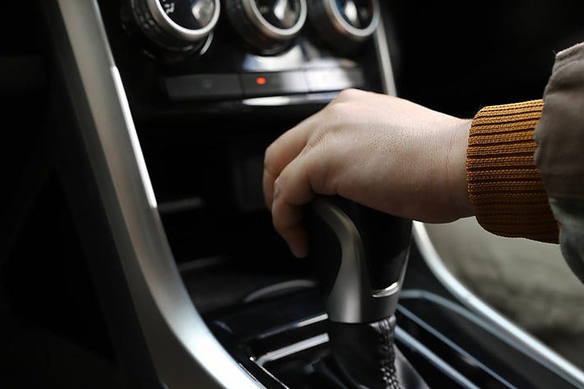 Main d un conducteur sur le levier de vitesse d une boite automatique de voiture