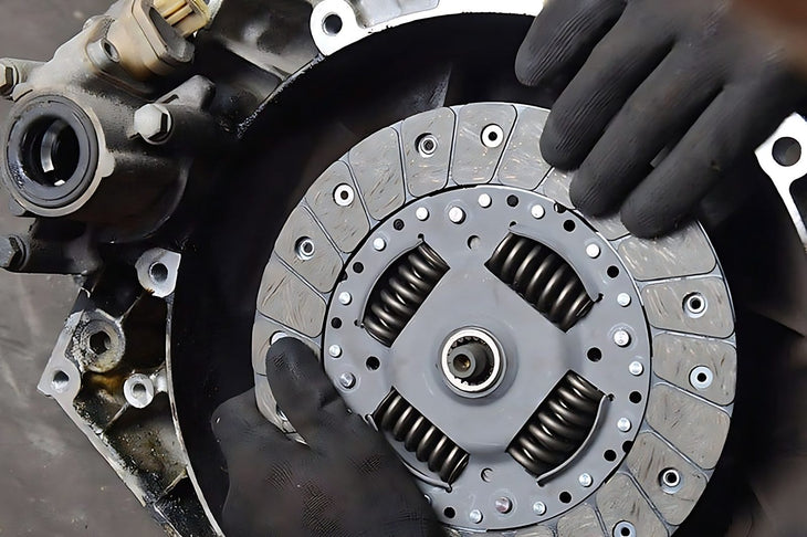 Mecanicien remplacant un disque d embrayage use lors d une reparation