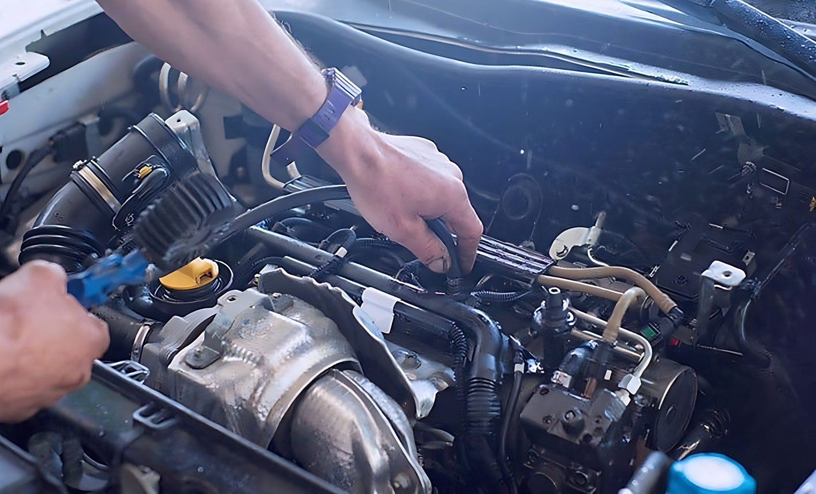 Mecanicien travaillant sur le moteur d une voiture pour etablir un devis de changement de turbo