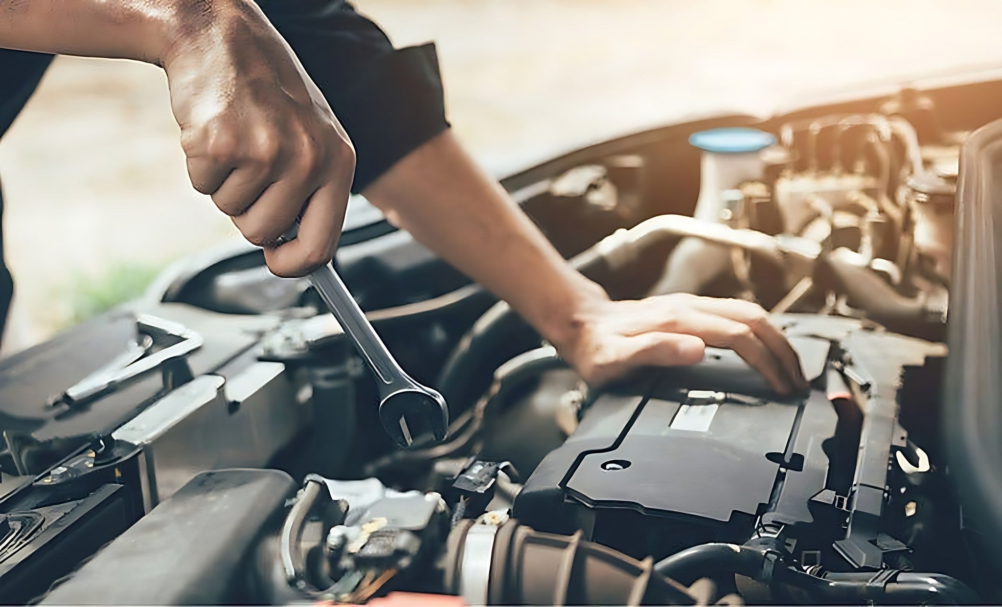 Mecanicien intervenant sur le moteur d une voiture lors du changement du turbocompresseur