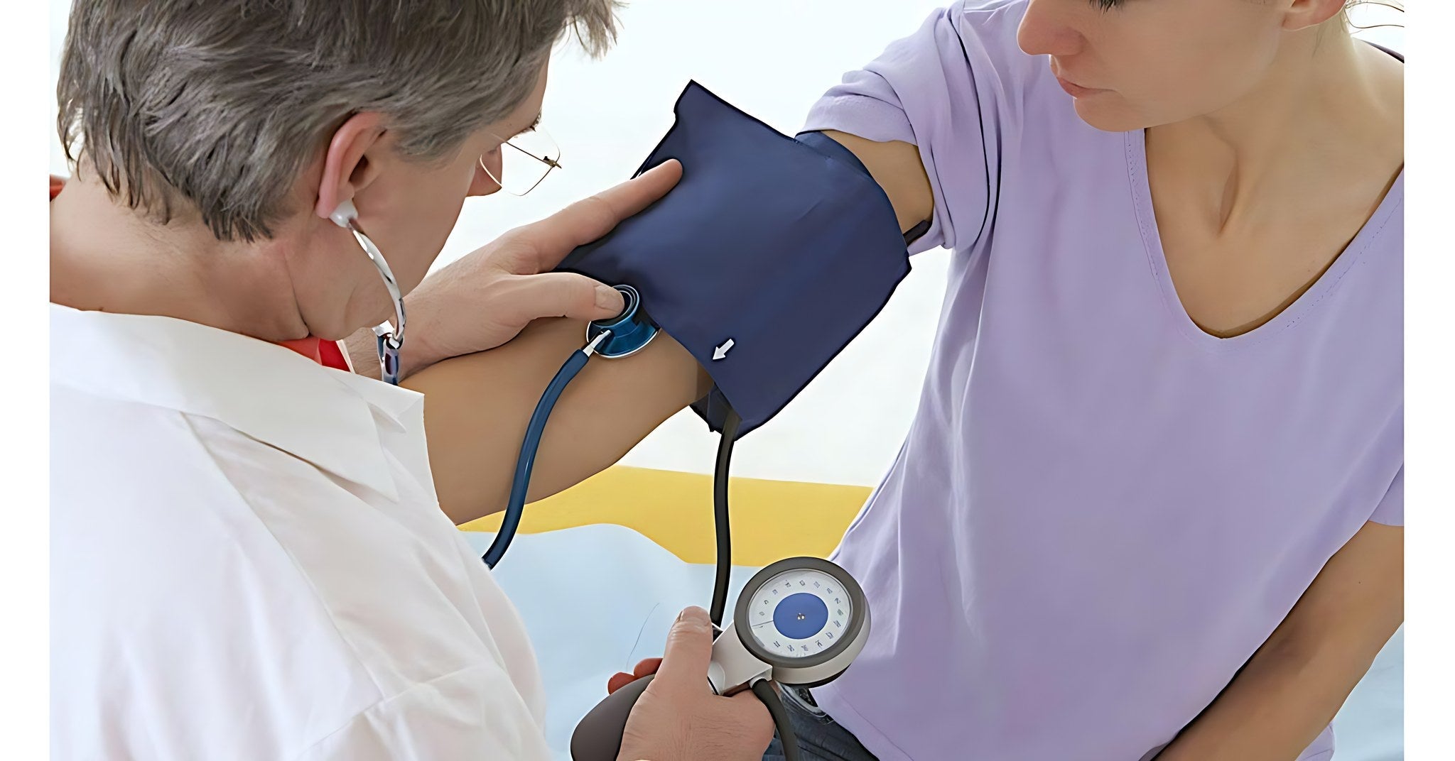Medecin agree prenant la tension d une conductrice lors de la visite medicale du permis de conduire