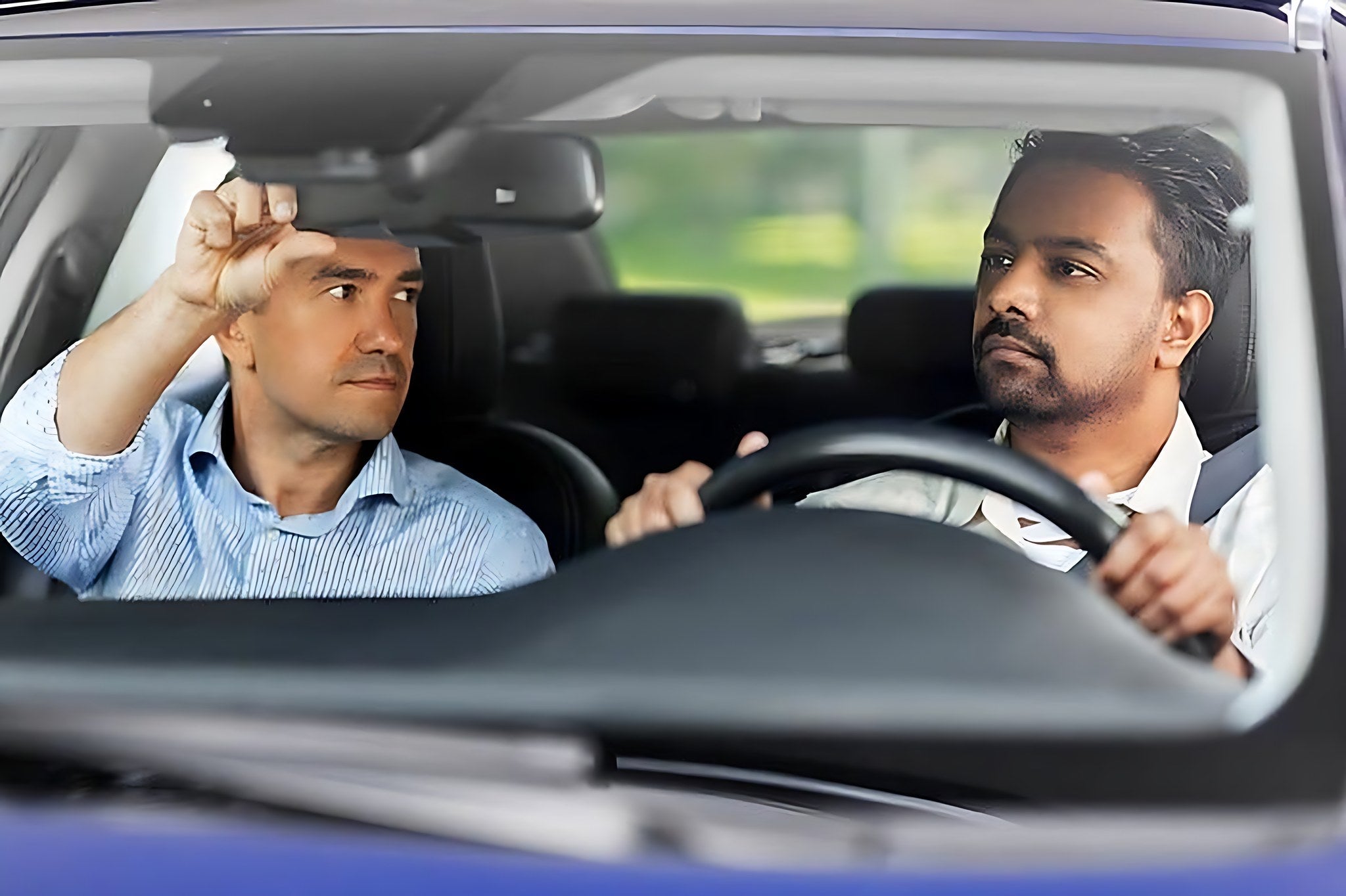 Moniteur d auto ecole expliquant le reglage du retroviseur a son eleve conducteur