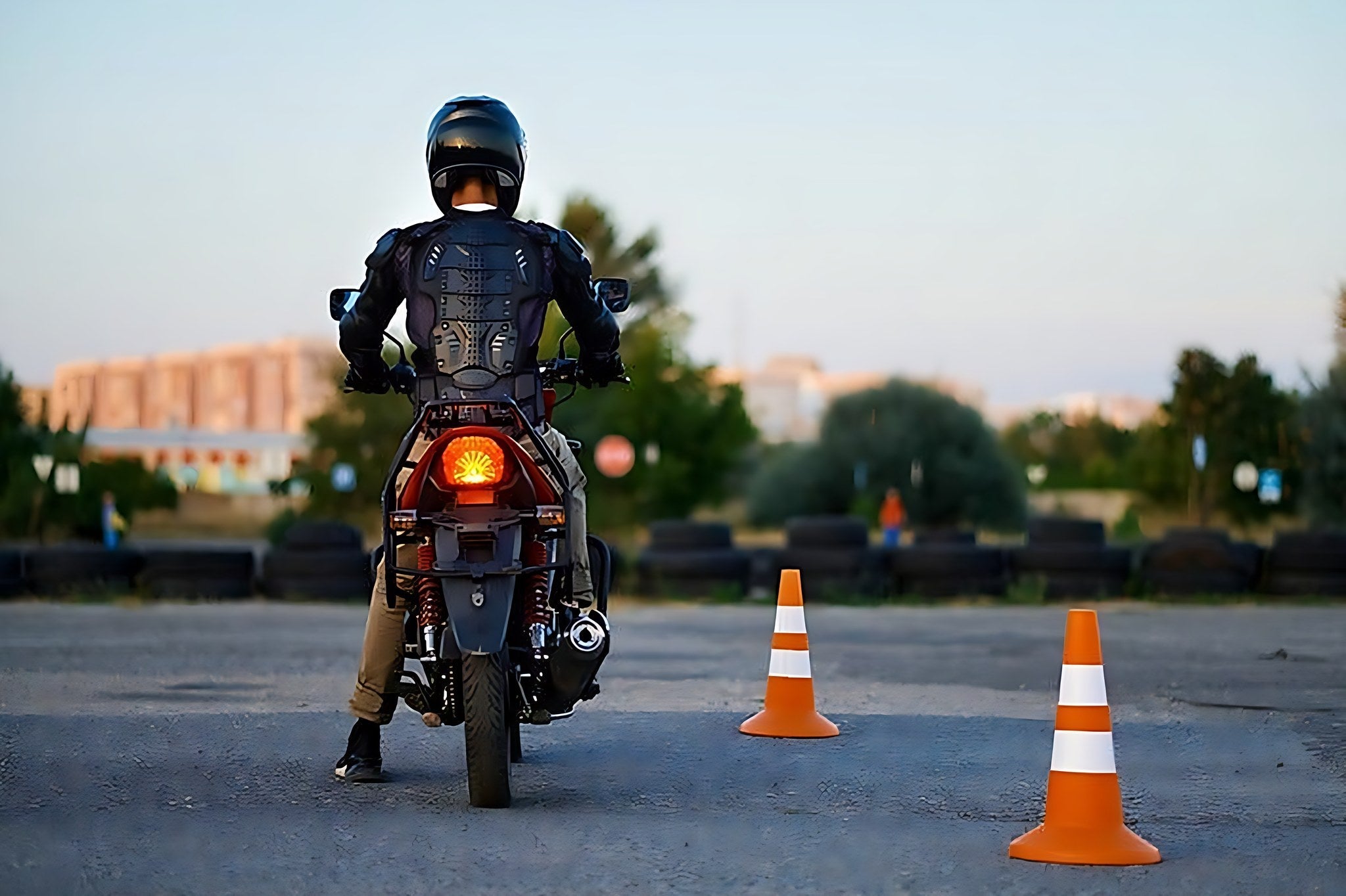 Motard de dos sur son deux-roues lors de l epreuve pratique du permis moto sur un plateau