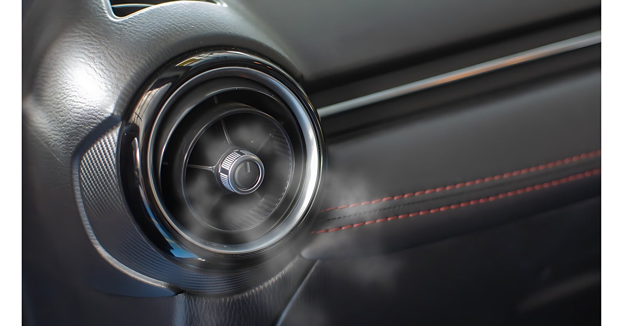 Nettoyage de la climatisation d une voiture avec de la vapeur sortant de la buse d aeration
