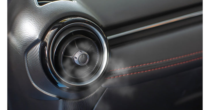 Nettoyage de la climatisation d une voiture avec de la vapeur sortant de la buse d aeration