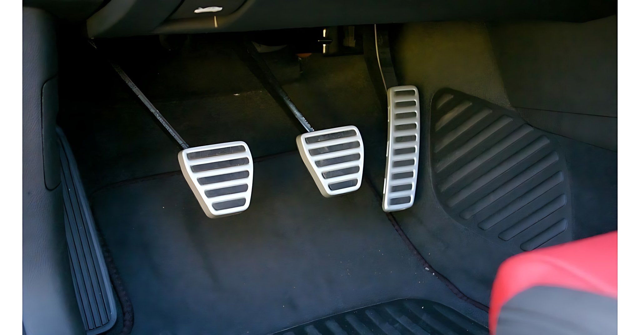 Trois pedales de voiture en aluminium dont la pedale embrayage molle