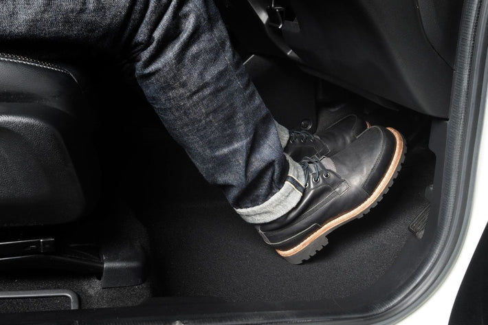 Conducteur appuyant avec sa botte sur une pedale d embrayage molle dans une voiture