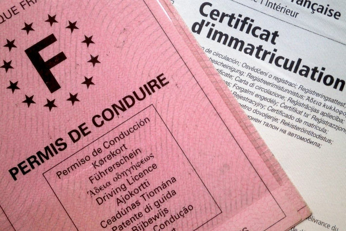 Permis de conduire rose francais et certificat d immatriculation pour demarches auto