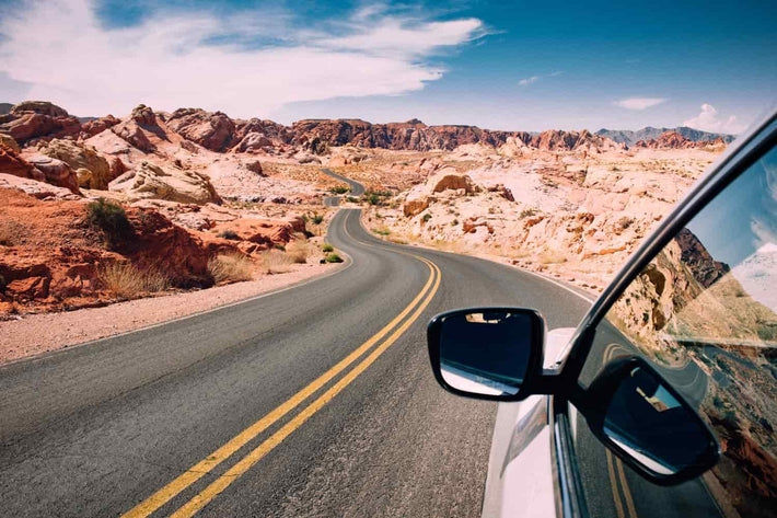 Voiture roulant sur une route sinueuse de montagne pour un long trajet de vacances